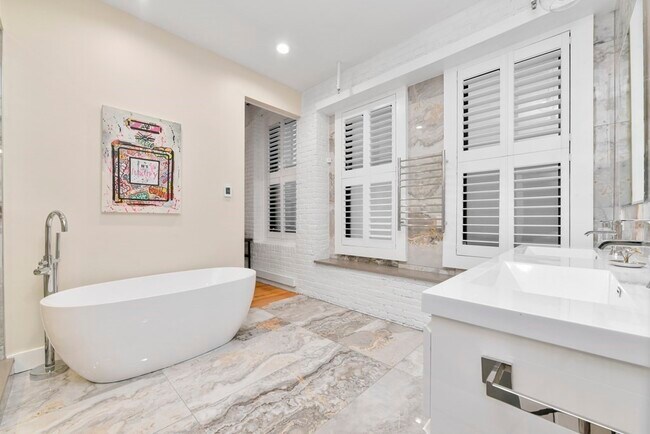 Building Photo - 112 Beach St