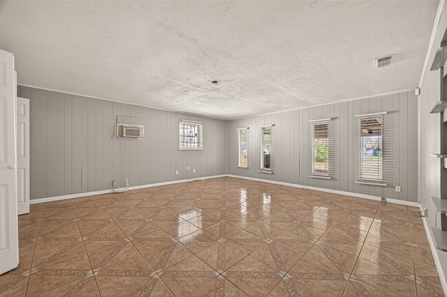 Building Photo - 10607 Bainbridge St