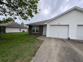 Building Photo - 200-202 NW Parker Dr