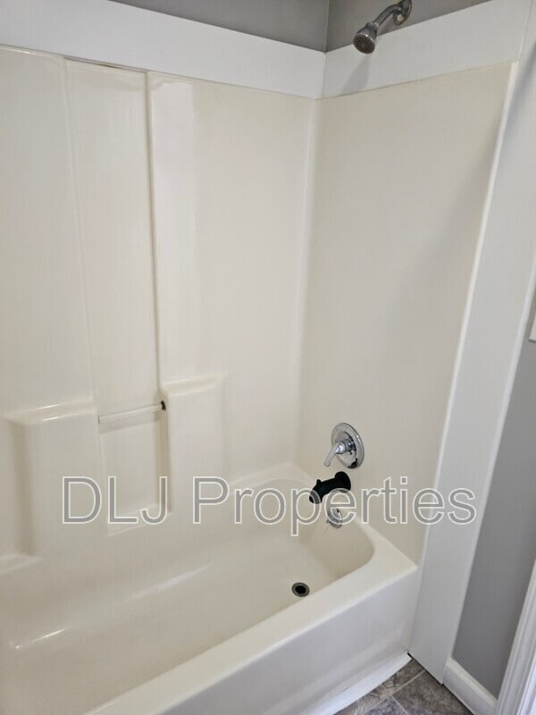 Building Photo - 546 Betty Lou Dr