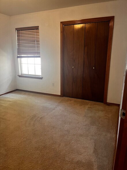 Building Photo - 715 E Forest Ct Ln