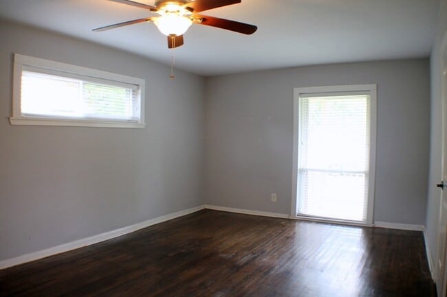 Building Photo - 8241 Glenview Dr