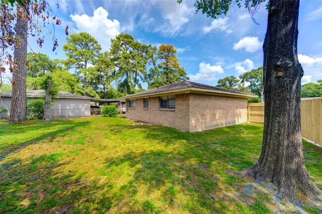 Building Photo - 9811 Shadydale Ln
