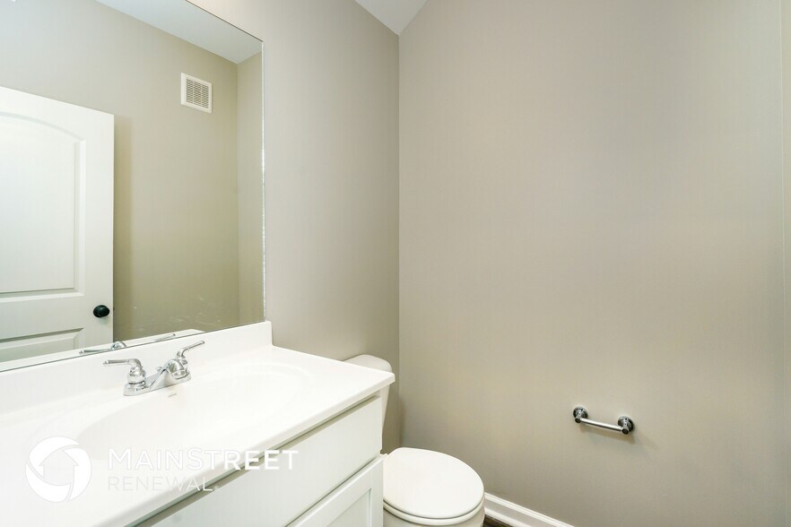 Building Photo - 2053 N Sarah Dr