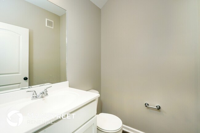 Building Photo - 2053 N Sarah Dr