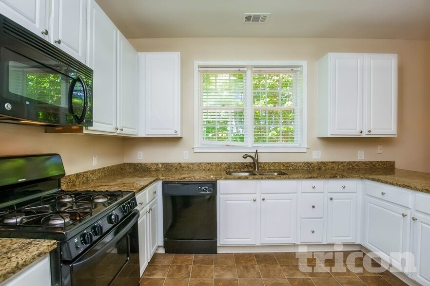 Building Photo - 1013 Chatsworth Ln