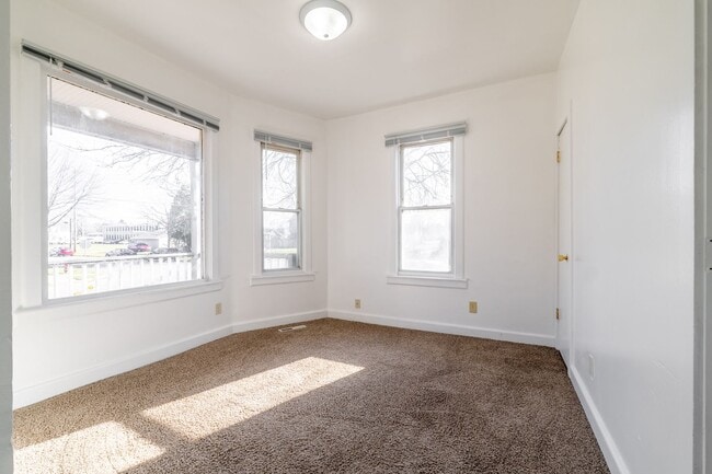 Building Photo - Spacious 4 Bedroom 2 Full Baths Available Kenosha