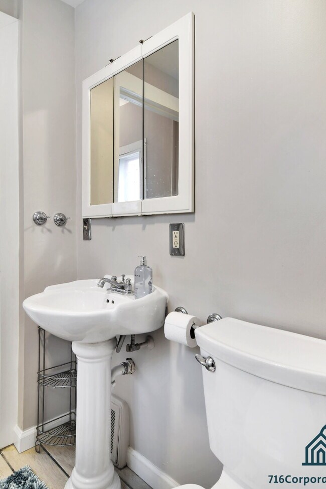 Building Photo - Furnished 2-Bedroom Lower Apartment on Prospect Ave