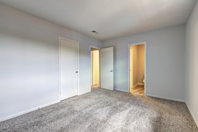 Building Photo - 6520 Roswell Rd