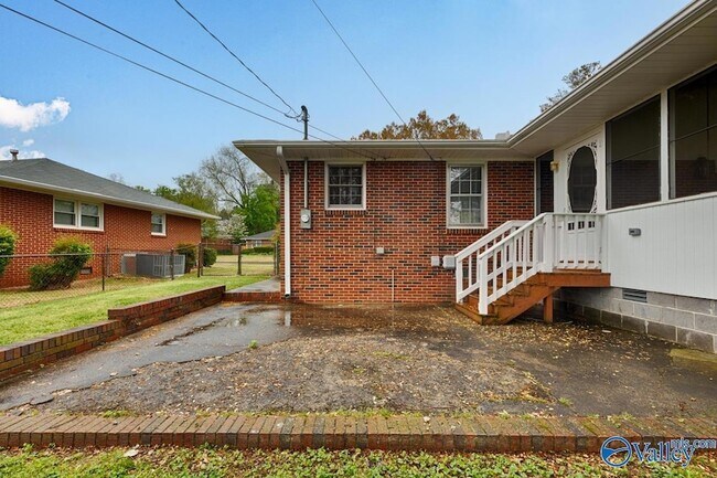 Building Photo - 1610 Chapman Ave NE