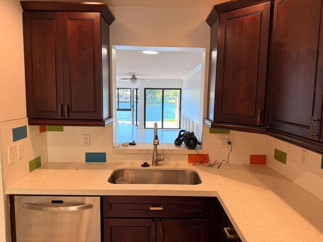 Building Photo - 797 S Riverside Dr