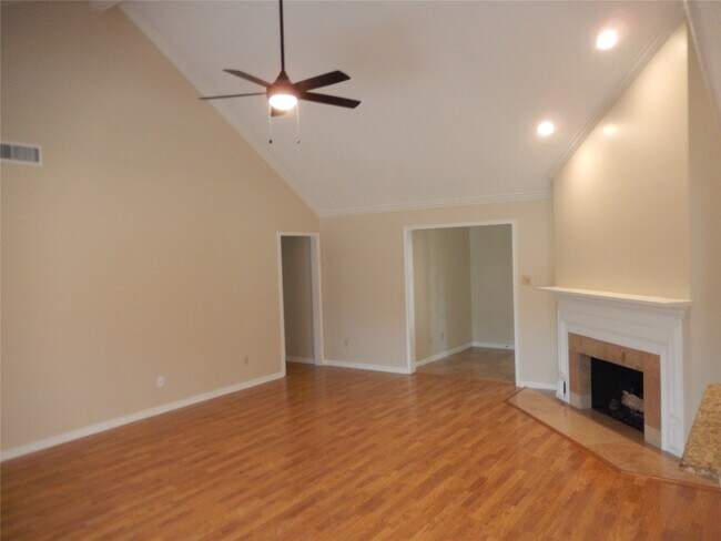 Building Photo - 15214 Park Estates Ln