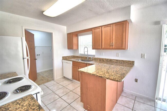 Building Photo - 914 Grape Ave