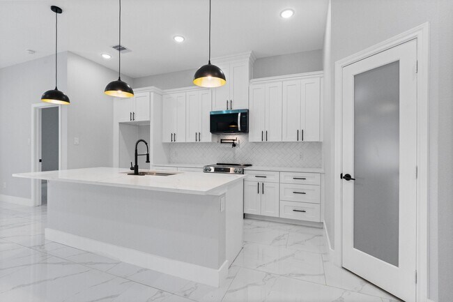 Building Photo - 327 Paradise Ln