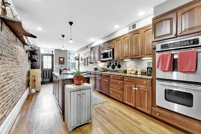 Building Photo - 307 S Chapel St