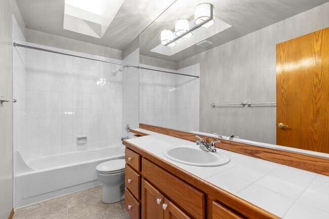 Building Photo - Spacious 4 bed/2.5 bath in Kirkland