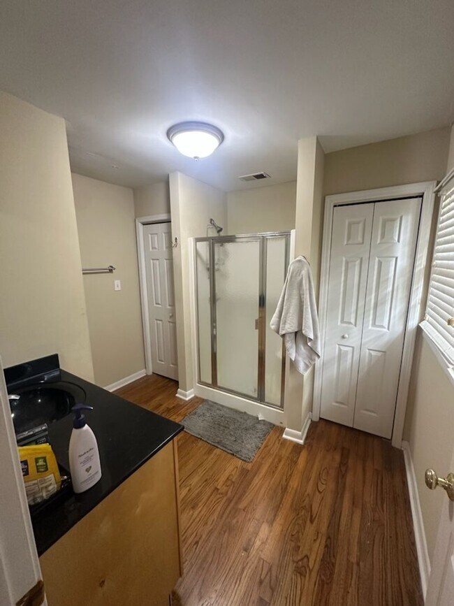 Building Photo - Charming Home Available in August!