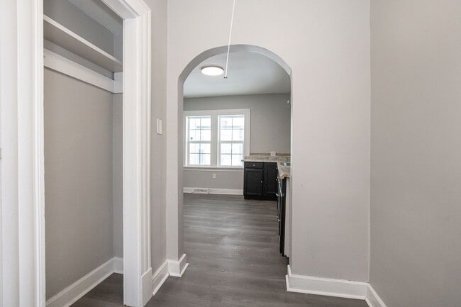 Building Photo - NEWLY RENOVATED! - 3 BED, 1.5 BATH BEAUTIFUL SINGLE- FAMILY HOME.