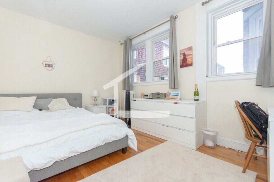 Building Photo - 324 Saint Paul St