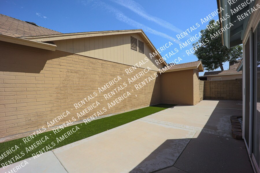 Building Photo - 1055 N Recker Rd