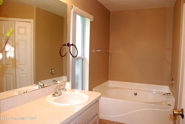 Building Photo - 720 Wickham Lakes Dr