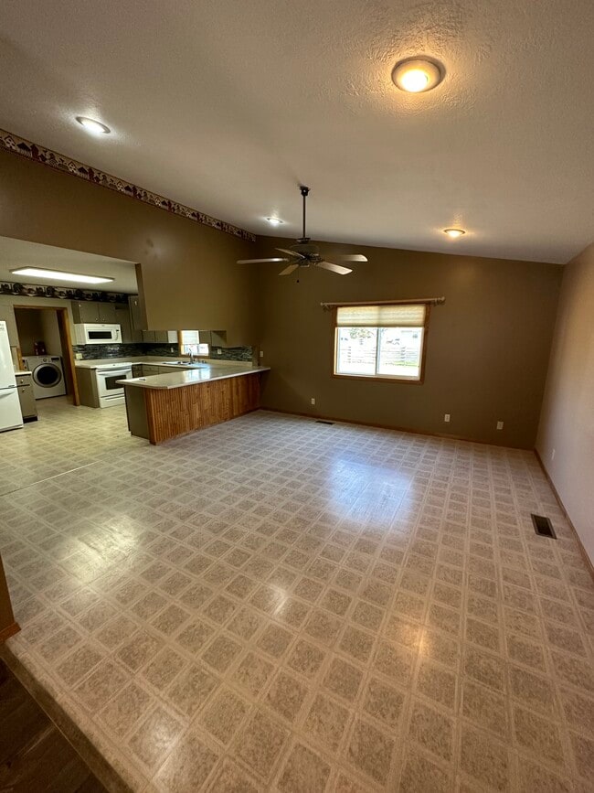 Building Photo - 1010 E 3rd St