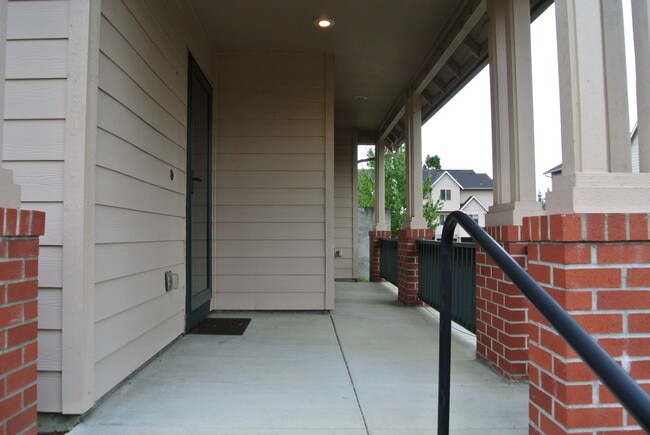 Building Photo - Corvallis Comfort & Convenience: Spacious 3-bedroom, 2.5 bath  Townhome