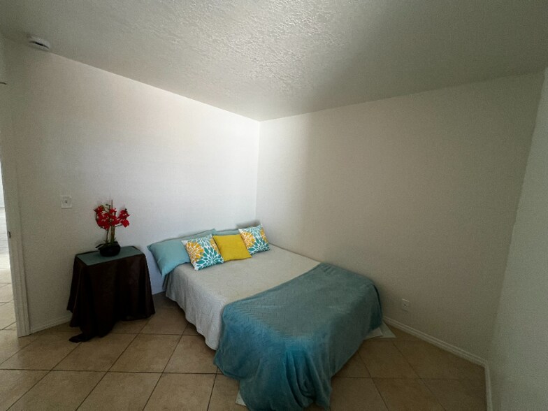 Building Photo - 261 Cottonwood Dr