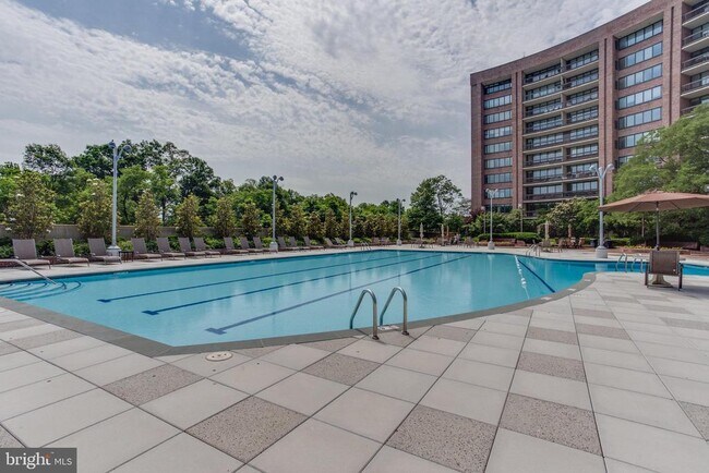 Building Photo - 1805 Crystal Dr