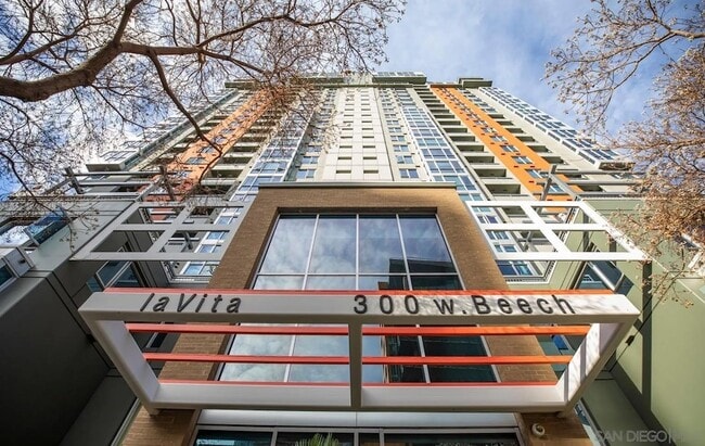 Building Photo - 300 W Beech St