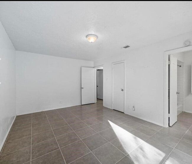 Building Photo - 24710 Glen Loch Dr