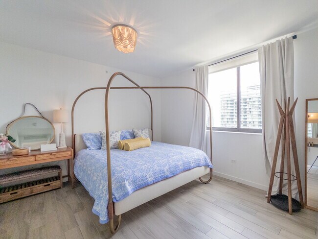 Building Photo - 999 SW 1st Ave