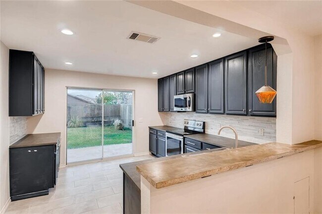 Building Photo - Spacious 4 Bed 3 Bath Rental with Modern Touches in Austin