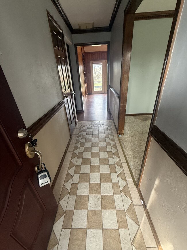 Building Photo - 2552 Roundtree Cir