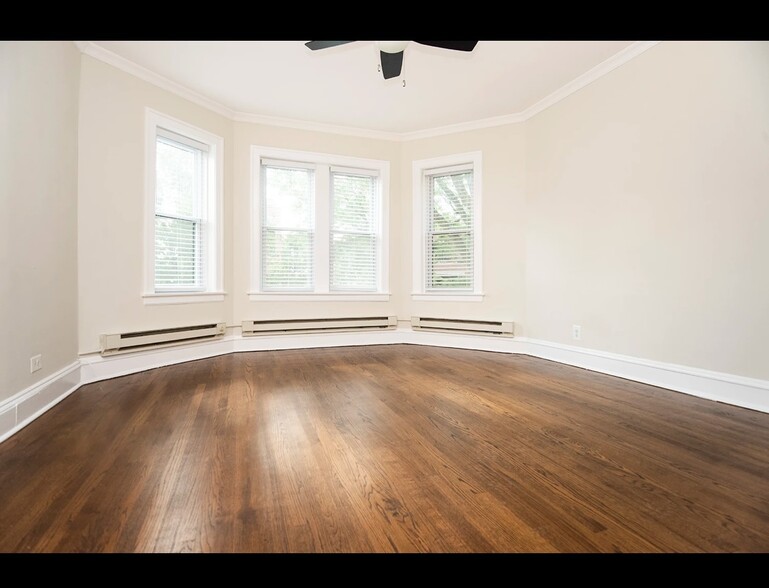 Primary Photo - 3825 N Greenview Ave