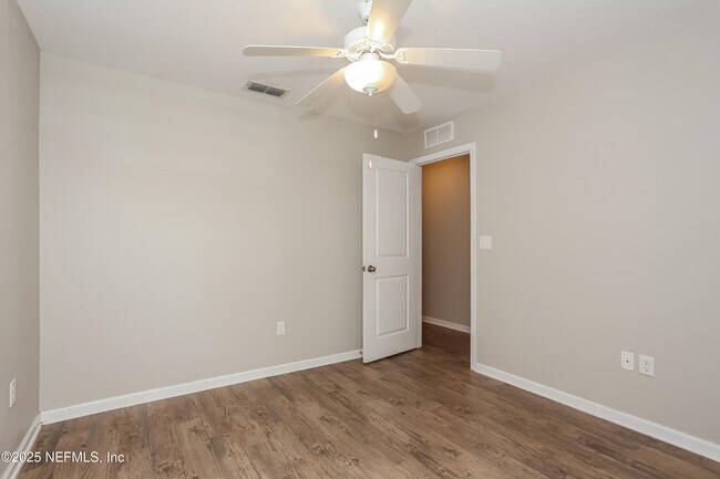 Building Photo - 562 Eiseman Wy