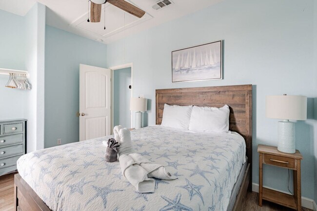 Building Photo - 994 Dolly St