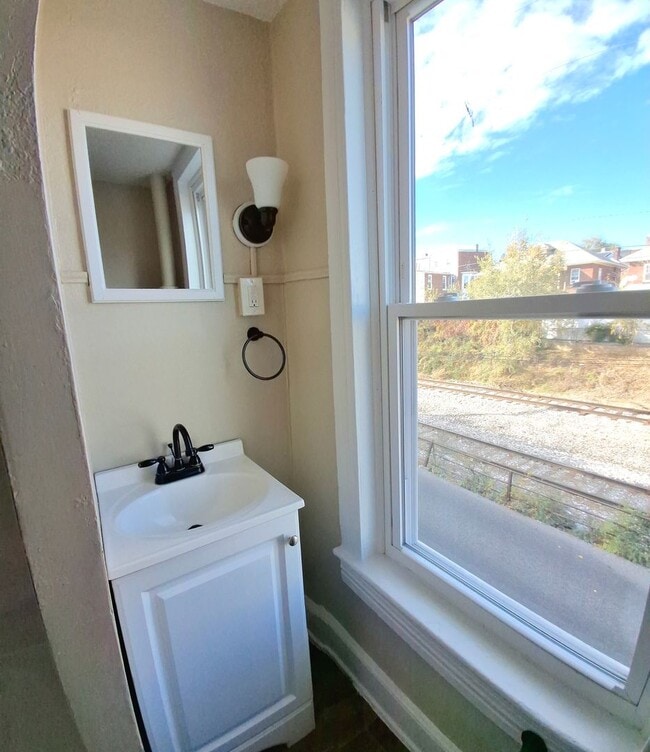 Building Photo - 4 Bedroom 1.5 Bathroom in York!