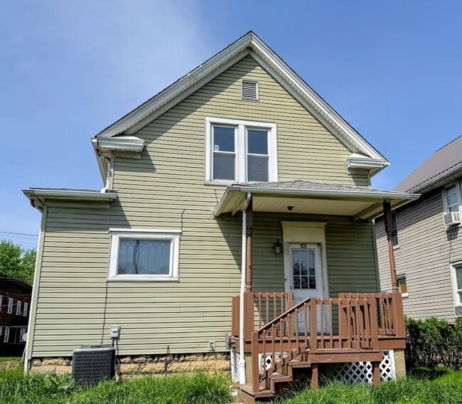 Building Photo - Two bedroom one bathroom home for rent