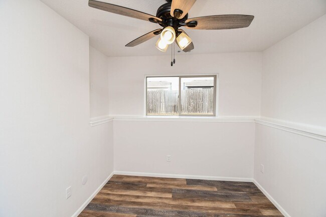 Building Photo - 5 Bedroom 3 Bathroom Single Family Home North Sioux Falls!