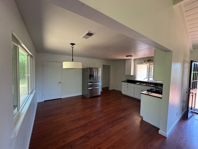 Building Photo - 640 Peaceful Valley Dr