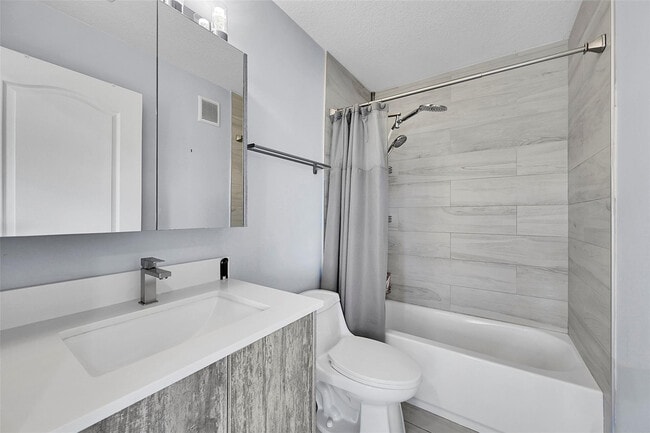 Building Photo - 150 Jacaranda Country Club Dr