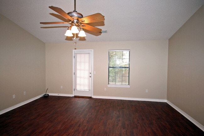 Building Photo - Central Milton 3-Bedroom Home in Top-Rated School District Minutes to I-10 & Whiting Field