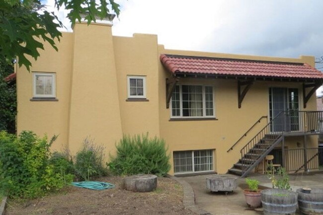 Building Photo - Unique Home on 19th and Onyx