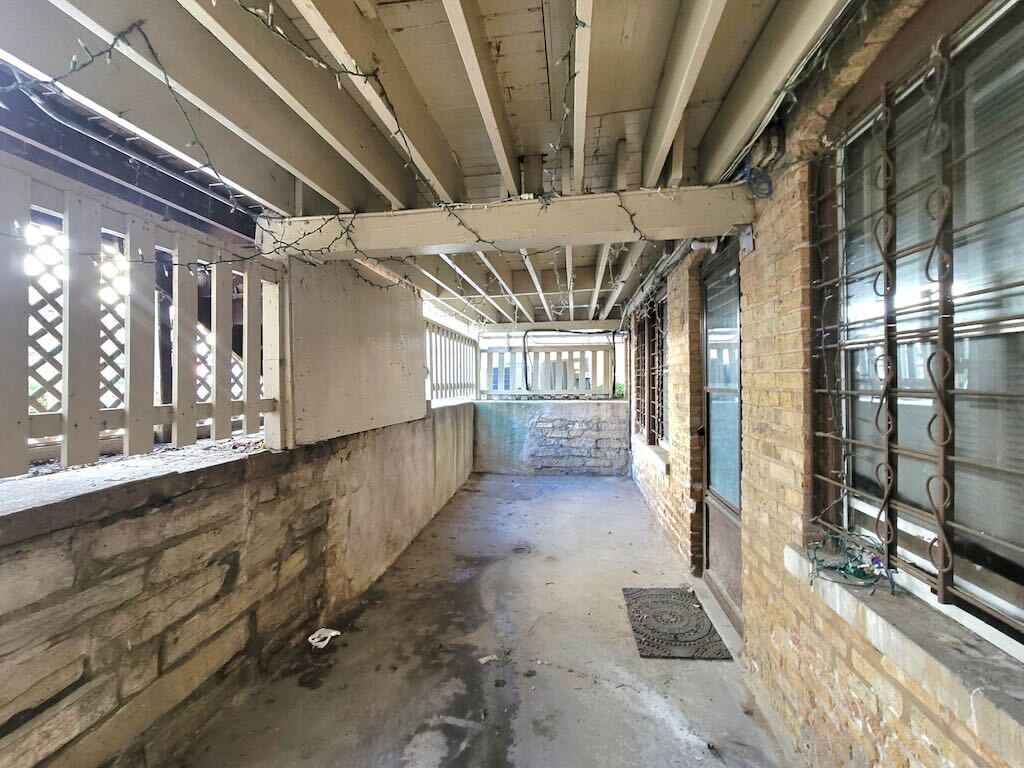Building Photo - 626 W Wellington Ave