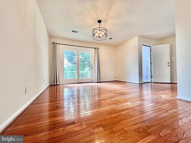 Building Photo - 5350 Ravensworth Rd