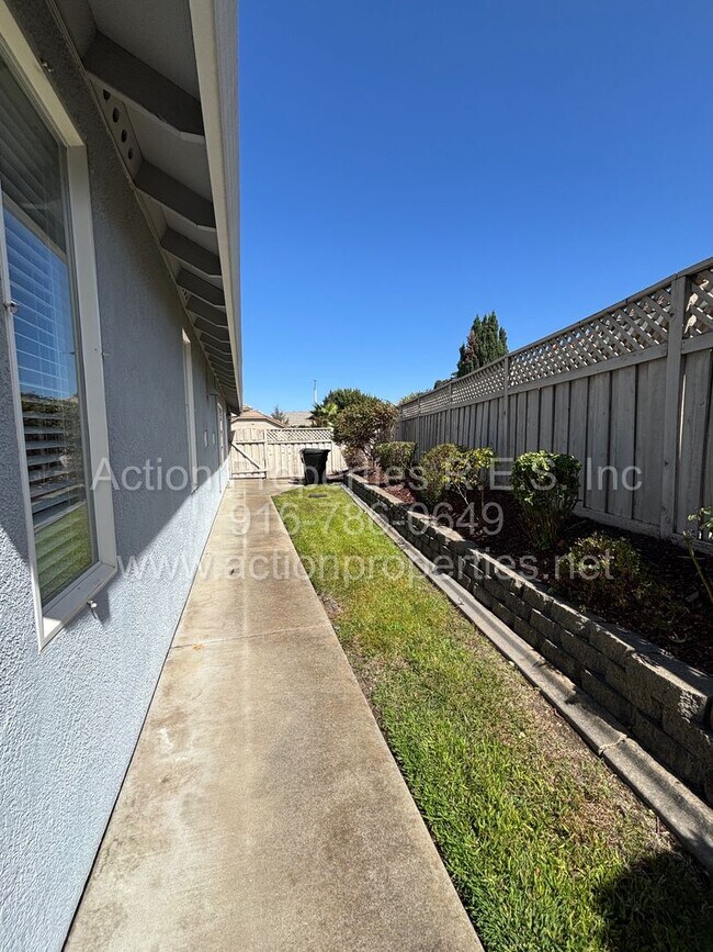 Building Photo - 6000 Buggy Whip Ln