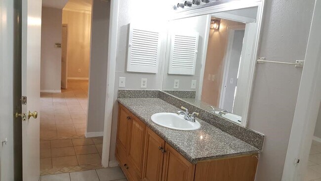 Building Photo - 9809 Richmond Ave.