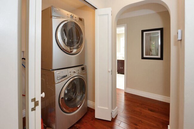 Building Photo - Welcome to this beautifully updated Spanis...