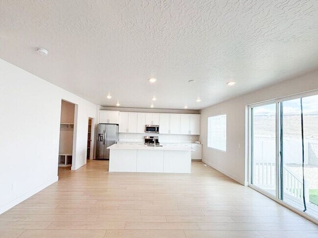 Building Photo - 414 W Snowberry Dr